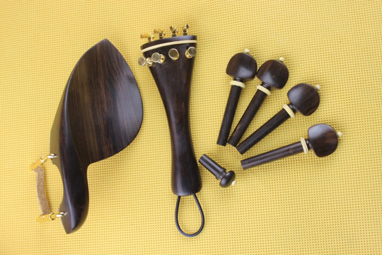 1 set ongeverfde ebony viool onderdelen 4/4, chinrest, staartstuk, haringen, eindpin