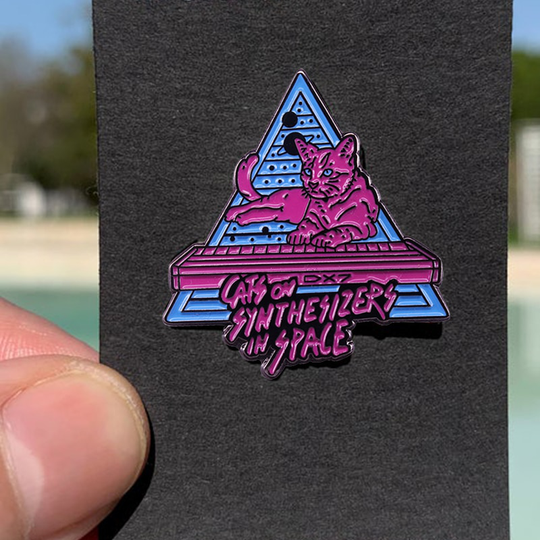 Katten Op Synthesizers In Ruimte Neon Enamel Pin Kitten Muziek Nerdism En De Internet Botsen Retro 80S Broche