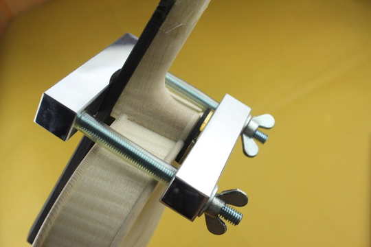 Viool maken tools 4/4 viool hals installeren klem